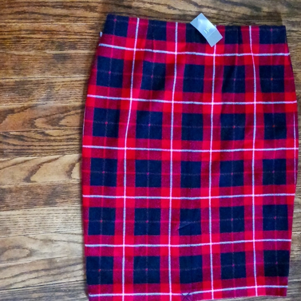 J jill brand new  skirt  medium striped red and black .